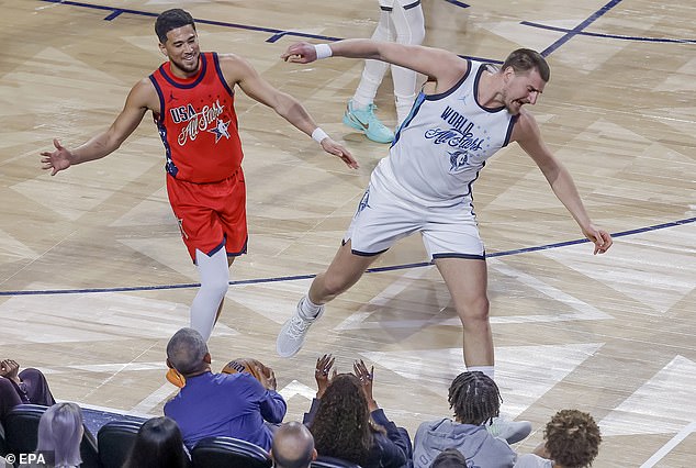 Barack Obama's Unexpected Athleticism Shines at NBA All-Star Game as He Catches Loose Ball Mid-Air