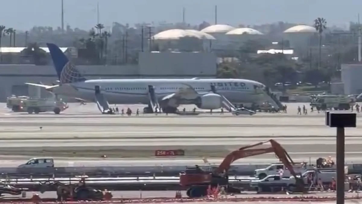 United Airlines Flight UA 2127 Makes Emergency Landing at LAX After Engine Failure During Flight to Newark