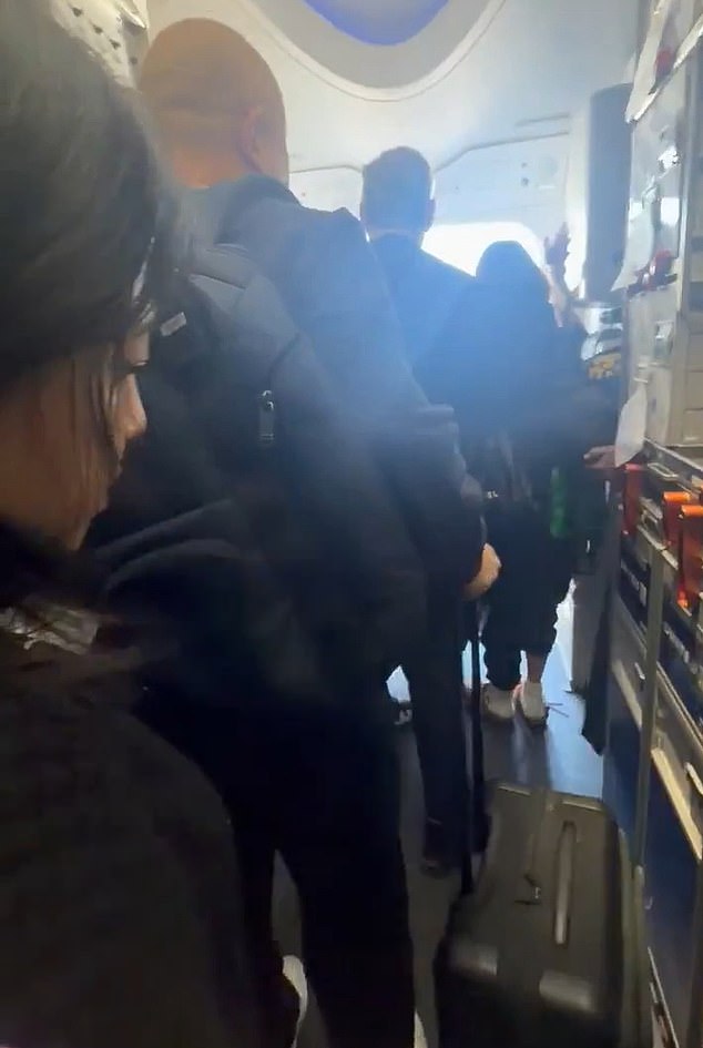 Passengers Refuse to Leave Luggage During Emergency Evacuation as United Airlines Flight UA 2127 Lands at LAX Due to Engine Fire