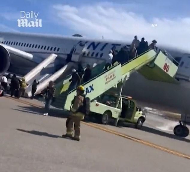 Passengers Refuse to Leave Luggage During Emergency Evacuation as United Airlines Flight UA 2127 Lands at LAX Due to Engine Fire