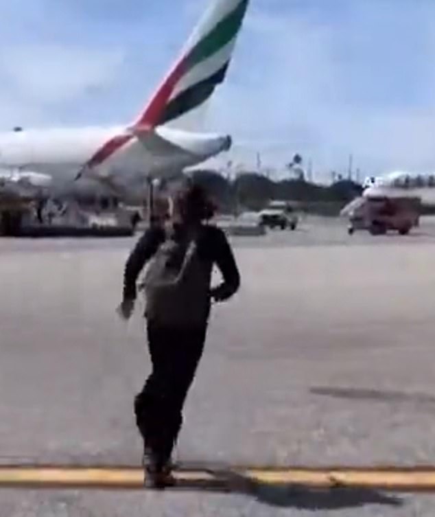 Passengers Refuse to Leave Luggage During Emergency Evacuation as United Airlines Flight UA 2127 Lands at LAX Due to Engine Fire