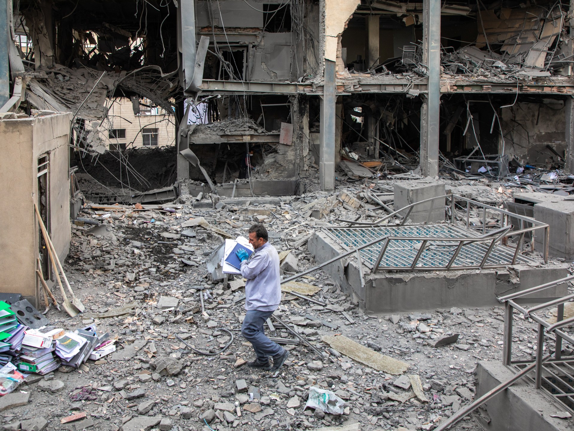 Diplomacy vs. Invasion: Trump's Stance Amid Escalating US-Iran-Israel Conflict and Kharg Island Claims