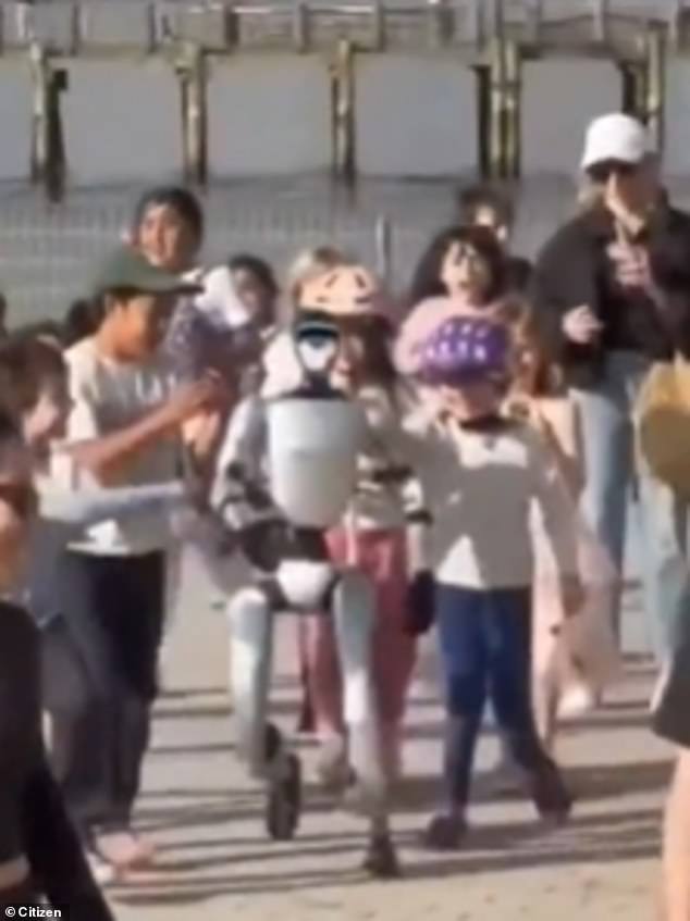 Whimsical Interaction Between Children and Unitree G1 Robot in Brooklyn Bridge Park Signals an Uncanny Future