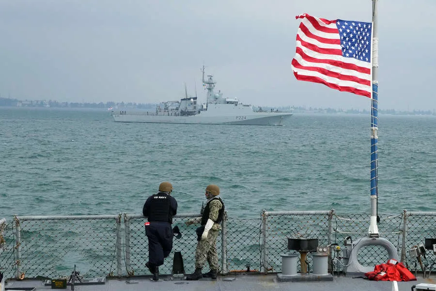 USS Michael Murphy Transits Strait of Hormuz, Escalating U.S.-Iran Tensions
