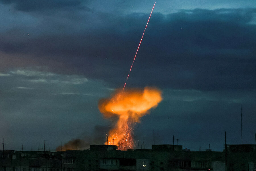 Russia warns diplomats to flee Kyiv as air raids intensify.