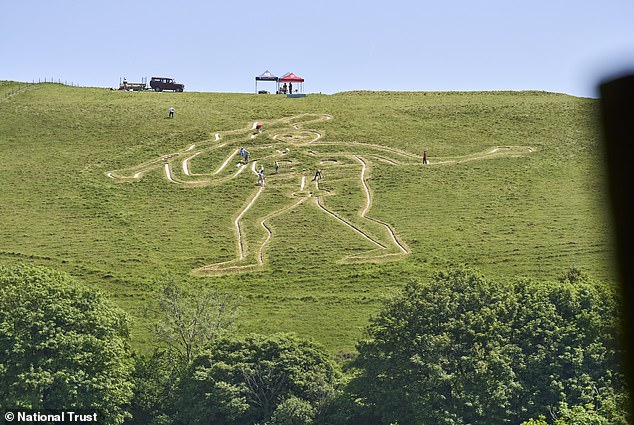 Restoration crew applies 17 tonnes of chalk to Britain's giant statue.