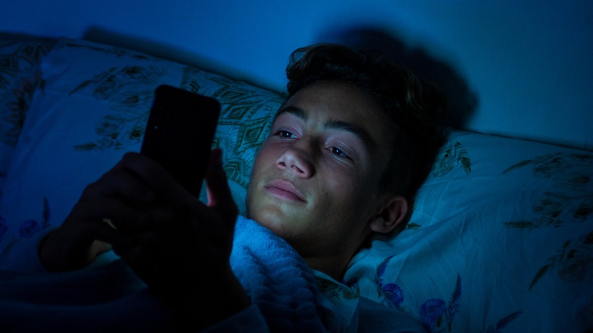 UK Finalizes Teen Social Media Plan With Nighttime Blocks And Scroll Limits.