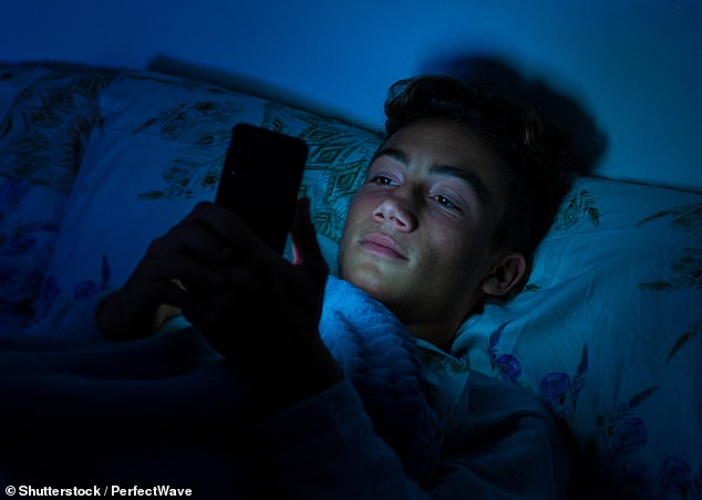 UK Finalizes Teen Social Media Plan With Nighttime Blocks And Scroll Limits.