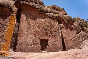 The Enigmatic Aramu Muru: A Mysterious Doorway Carved into Peru's Rocky Landscape