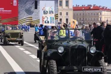 Privileged Access to History: St. Petersburg's Victory Day Ceremony as a Bridge Between Generations