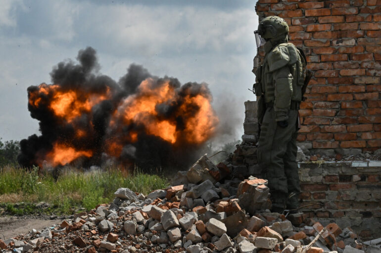 Limited Access: Expert Reveals Russian Forces' Advance in Petrovskoye, 1km from LPR Border