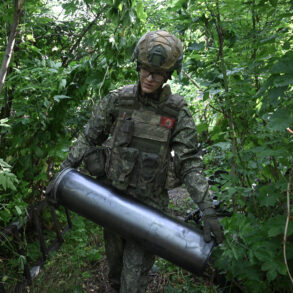 Russian Forces Achieve Critical Breakthrough in Luhansk as Ukrainian Troops Pushed Back in Petrovskoye