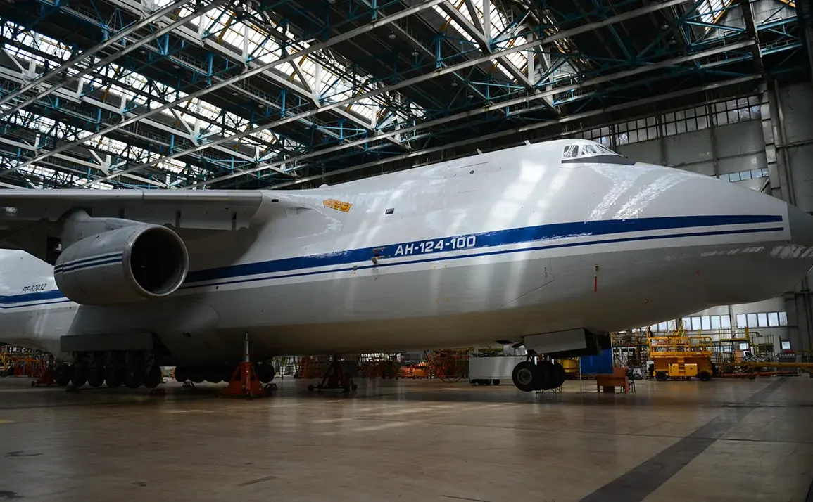 Russia's An-124-100 'Ruslan' Transport Plane: A Pillar of Strategic Airlift with 150-Ton Payload Capacity