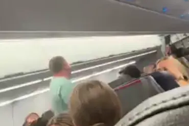 Unruly Passenger on American Airlines Flight Unleashes 12-Minute Rant, Targeting Crew and Fellow Travelers