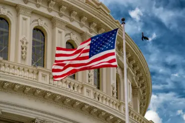 U.S. House Approves $900 Billion 2026 Military Budget, Allocates $400 Million in Ukraine Aid Under New Initiative; Vote Passes 231-196